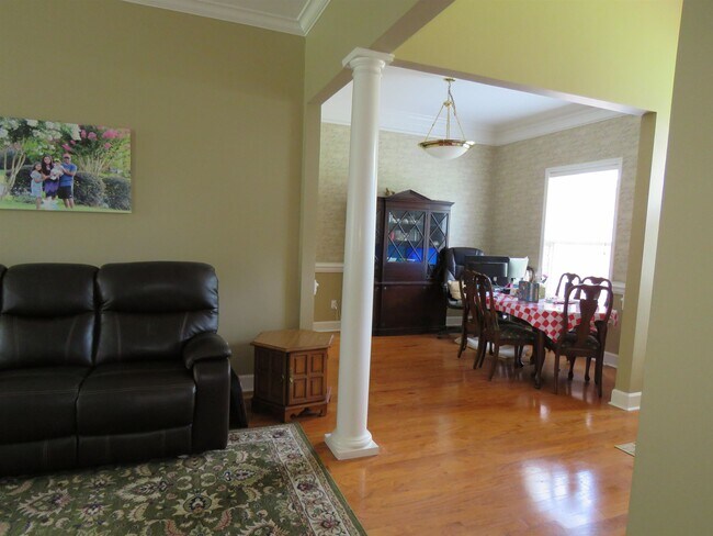 Building Photo - 8113 Glenmore Dr