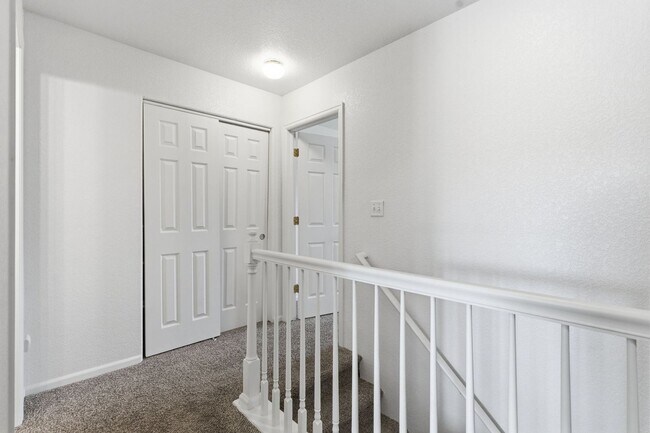 Building Photo - 802 Waterglen Dr