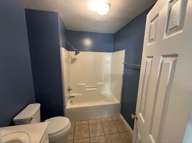 Building Photo - 2 Bedroom Townhome Conveniently Located in...