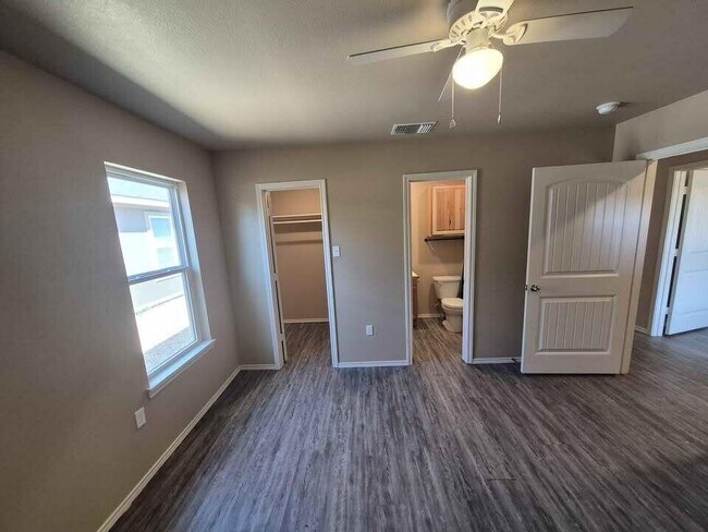 Building Photo - 2926 E Cornell St