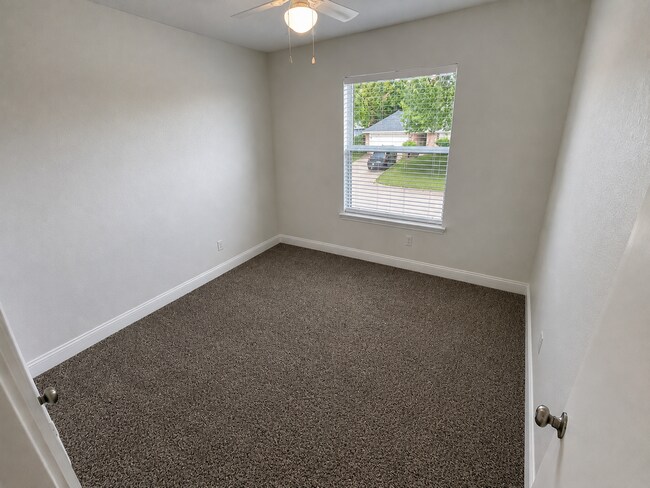 Building Photo - 1705 Creekside Ave