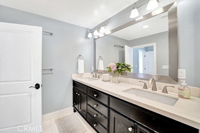 Building Photo - 314 W Avenida Valencia