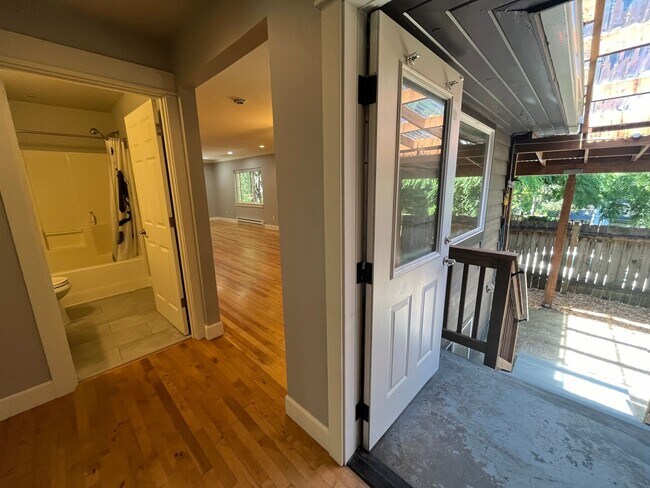 Building Photo - Fabulous NE Portland 2 bedroom 2 bathroom ...