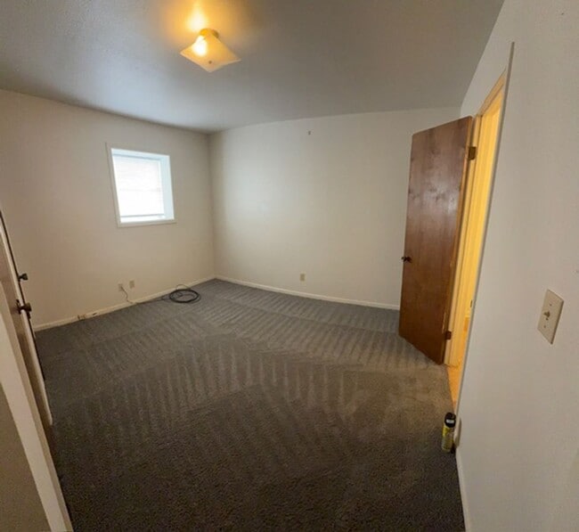 Building Photo - Spacious Upstairs Apartment