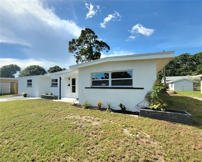 Building Photo - 6267 Hampton Dr N