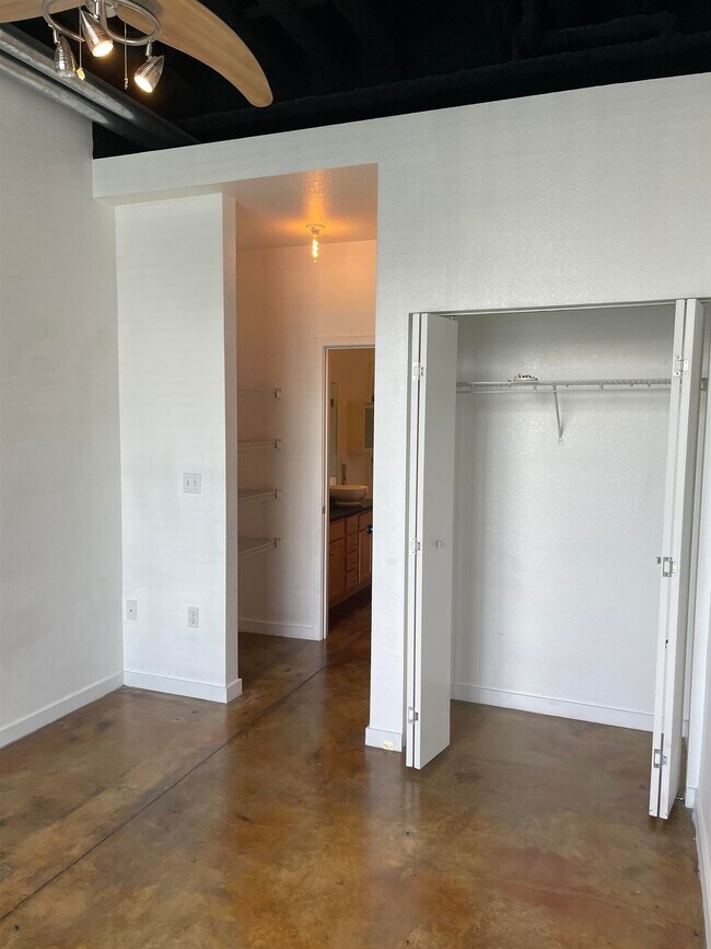 Building Photo - 420 N Adams St