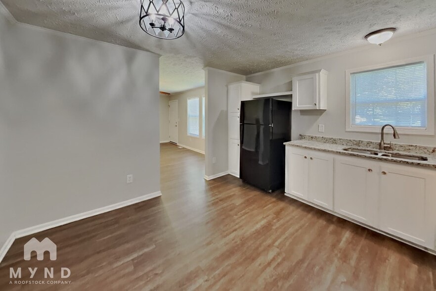 Building Photo - 2208 Shalimar Dr