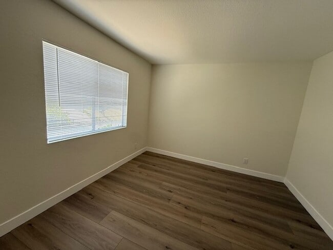 Building Photo - Updated 3 Bedroom Detached Home in Woodbri...