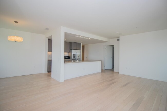 Building Photo - Luxurious 2BD/2BTH w/ Parking and Amazing ...