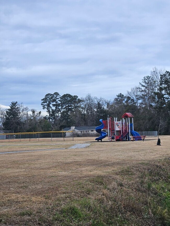 Building Photo - 3 Bedroom 2 bath home in downtown Port Wentworth