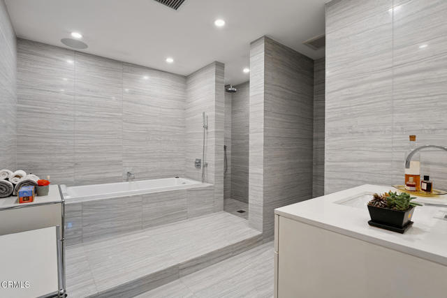 Building Photo - 329 Westbourne Dr