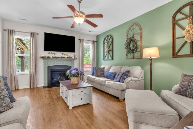 Building Photo - 4 bedroom 2.5 bathroom home close to beaches, shopping, and Marine Corps Bases.