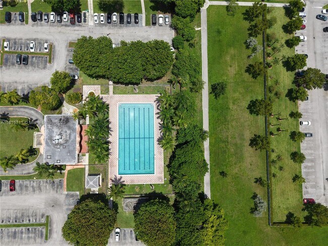 Building Photo - 9340 Fontainebleau Blvd