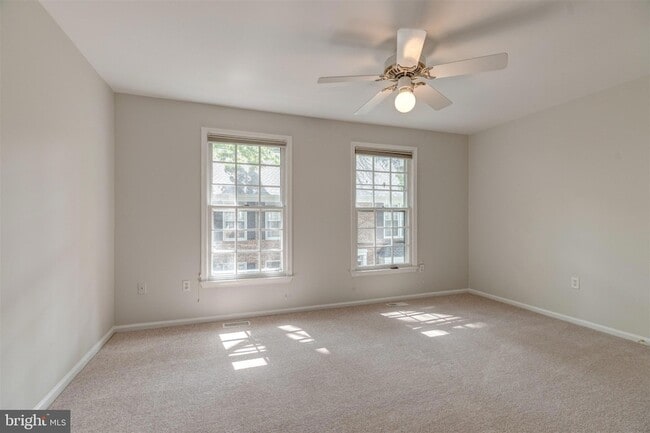Building Photo - 2440 S Walter Reed Dr