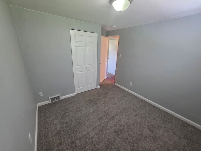Building Photo - 3-bedroom, 2-bath home in West Mifflin