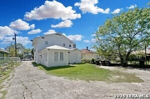 Building Photo - 827 Steves Ave
