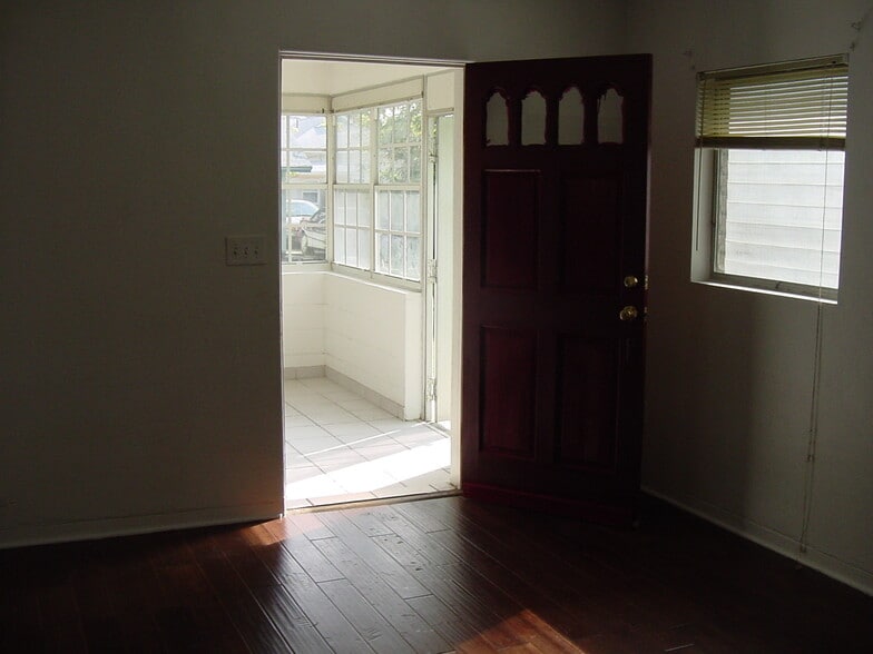 Building Photo - 725 Jackson St N