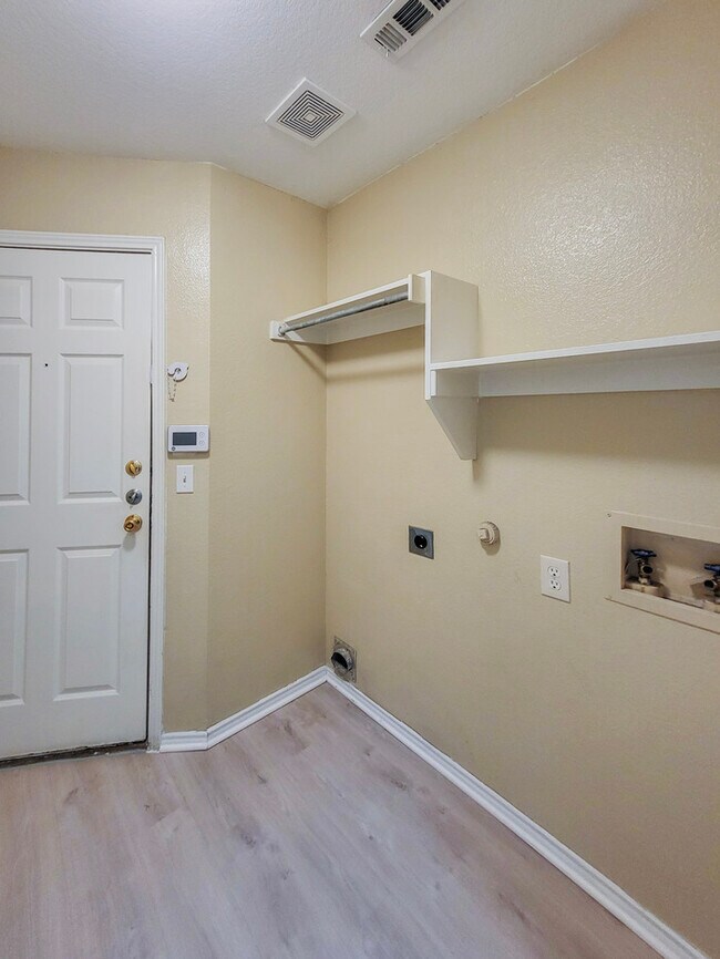 Building Photo - TOTALLY UPDATED & Spacious 4/2/2 in Fort Worth