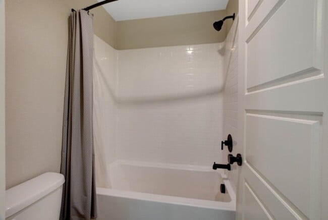 Building Photo - Don't miss this Top Notch 4 Bedroom, Beaut...