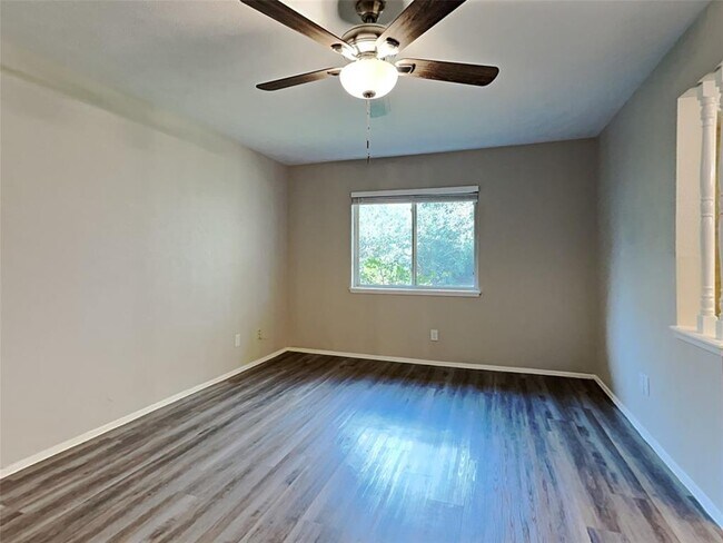 Building Photo - 2822 Canary Ln