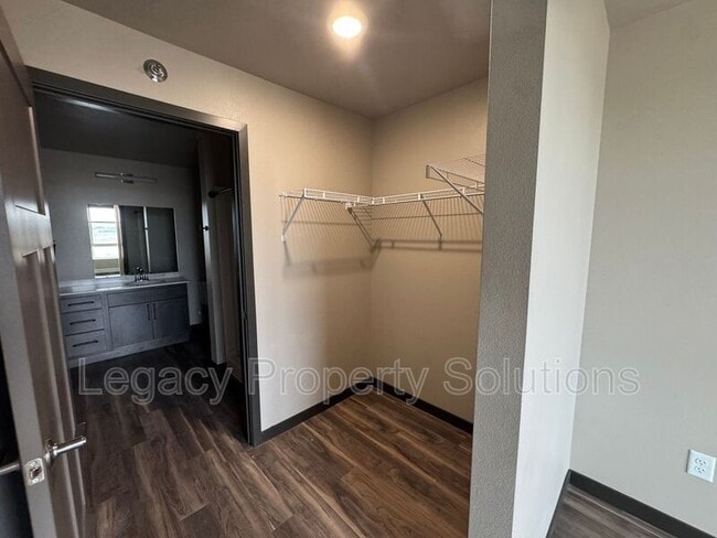 Building Photo - 226 E Greenfield Ln