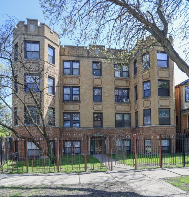 Building Photo - 4260 N Clark St