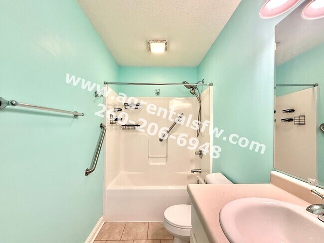 Building Photo - 3 Bedroom House