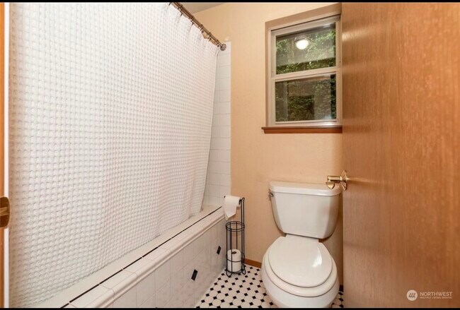 Master bath - 4100 Songbird Ln NW