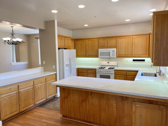 Building Photo - Newer 5 Bedroom House Close to Cal Poly