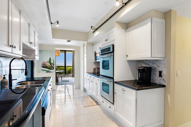 Building Photo - 4050 N Ocean Dr