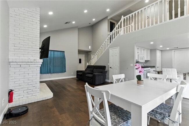 Building Photo - 3280 Dayflower St