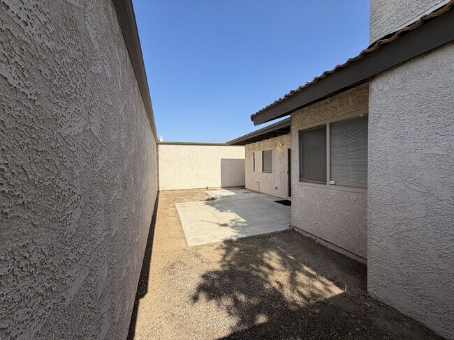 Building Photo - Redlands Townhouse in Great Complex 2+ 1.5 AVAILABLE NOW