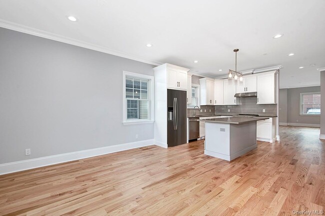 Building Photo - 113 Gainsborg Ave E