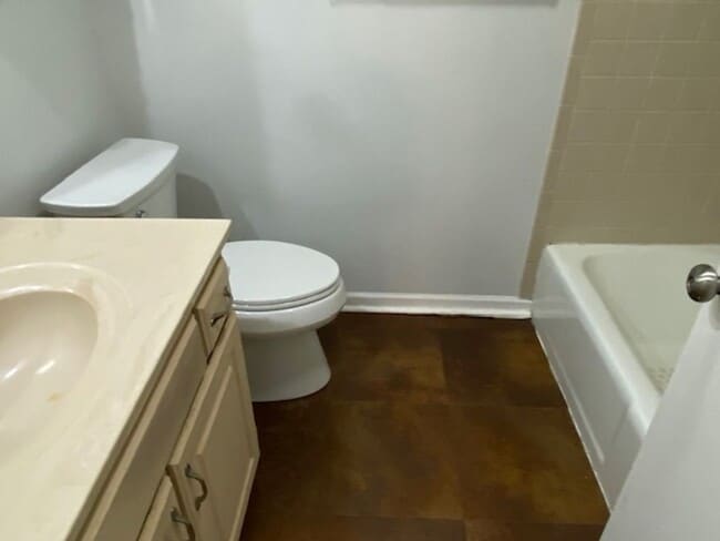 Building Photo - Shawnee Condo all redone close to Shops an...