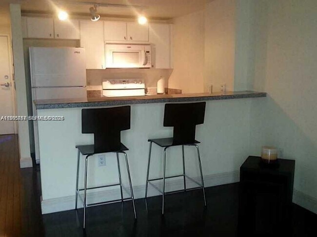 Building Photo - 2740 SW 28th Terrace