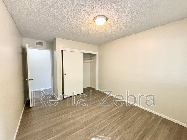 Building Photo - 3047 Bedford Dr