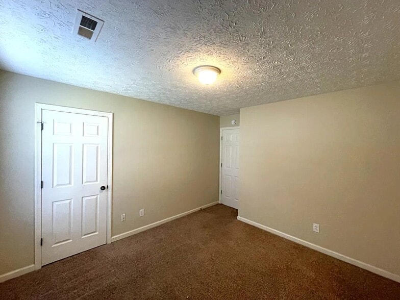 Building Photo - 2975 Hampton Valley Dr SE