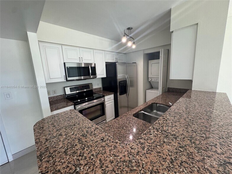 Primary Photo - 1155 Brickell Bay Dr