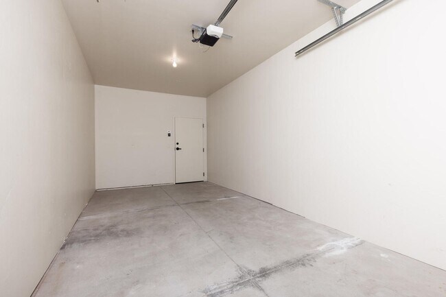Building Photo - Unfurnished Condo in Black Rock Ridge