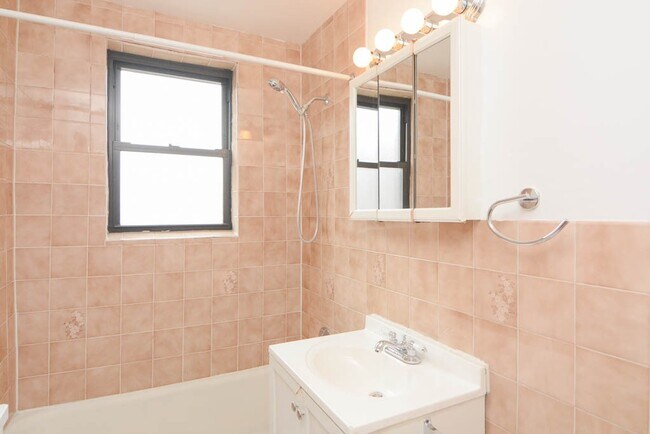 Building Photo - 744 W Belmont Ave