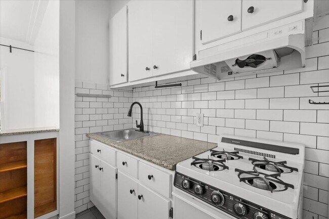 Building Photo - BEAUTIFUL FRENCH NORMANDY STYLE 1BR UNIT