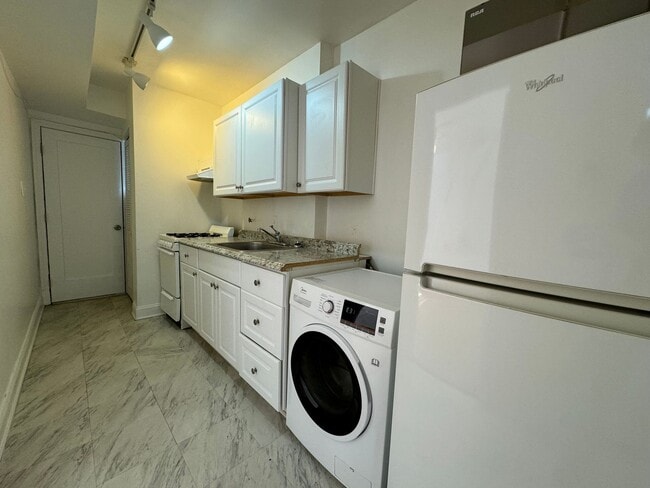 Building Photo - Ideal 1 Bed 1 Bath Unit with Fenced Yard I...