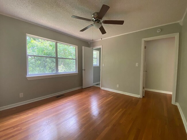 Building Photo - Freshly Renovated 3 Bedroom 1.5 Bathroom i...