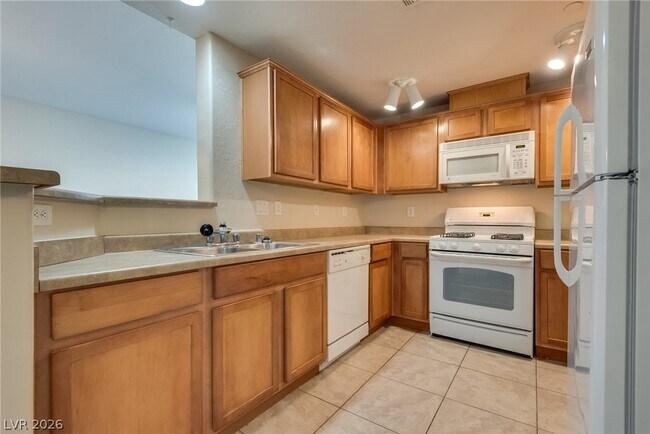 Building Photo - 6868 Sky Pointe Dr