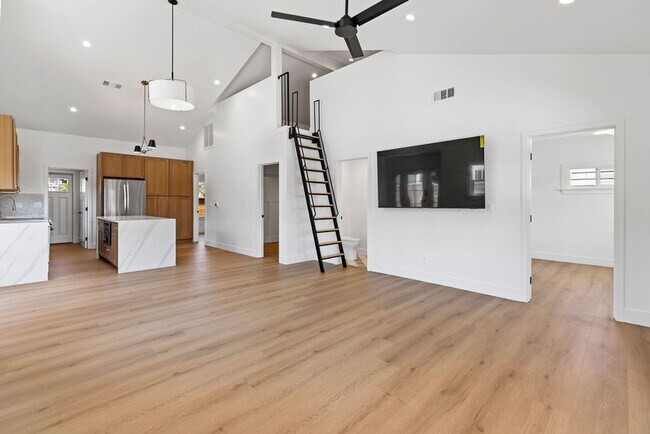 Building Photo - incredible home 3 bedroom, loft