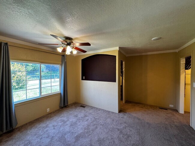 Building Photo - Pet-friendly Home located in sunny Ridgewood