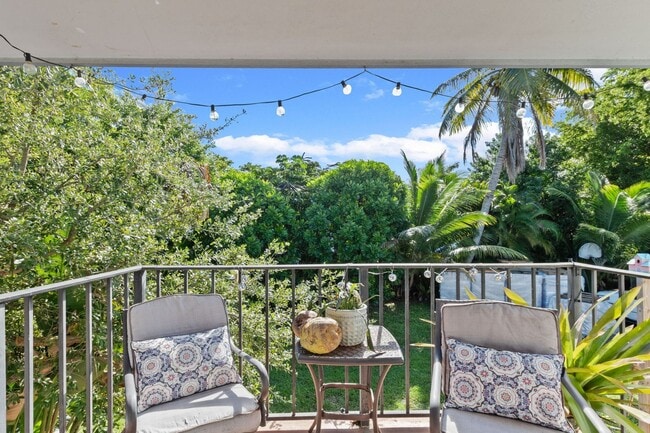 Building Photo - Beautiful Rustic Contemporary Duplex in Cu...