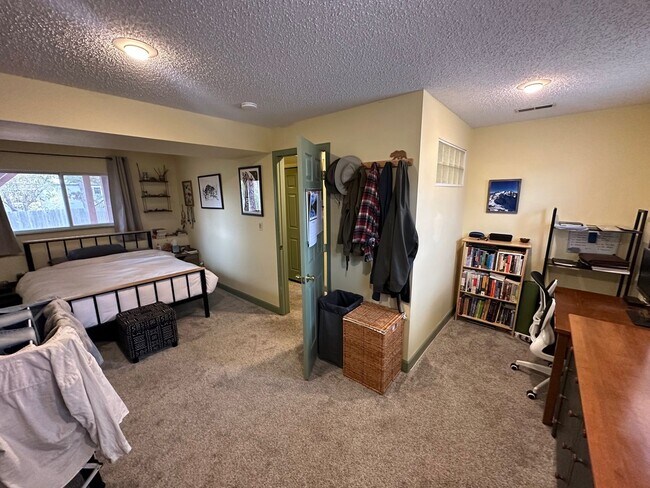 Building Photo - "Rare Opportunity" 3 bedroom 2 bath in the...