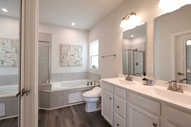 Building Photo - 4 Bedroom, 4 Bath Home w/Backyard Heated Pool overlooking Pearl's Fen