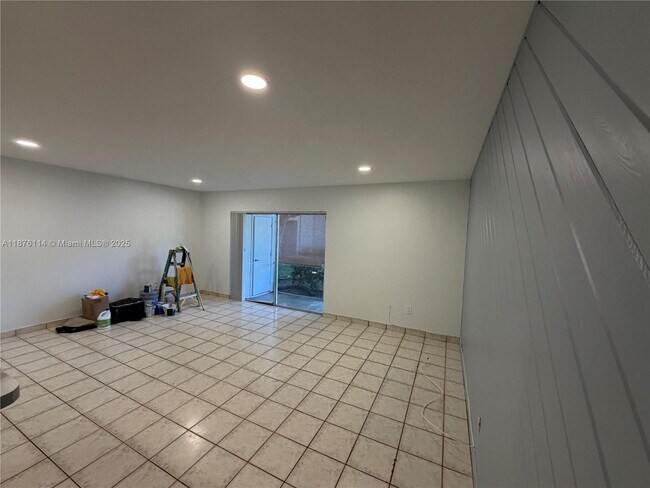 Building Photo - 10393 N Kendall Dr